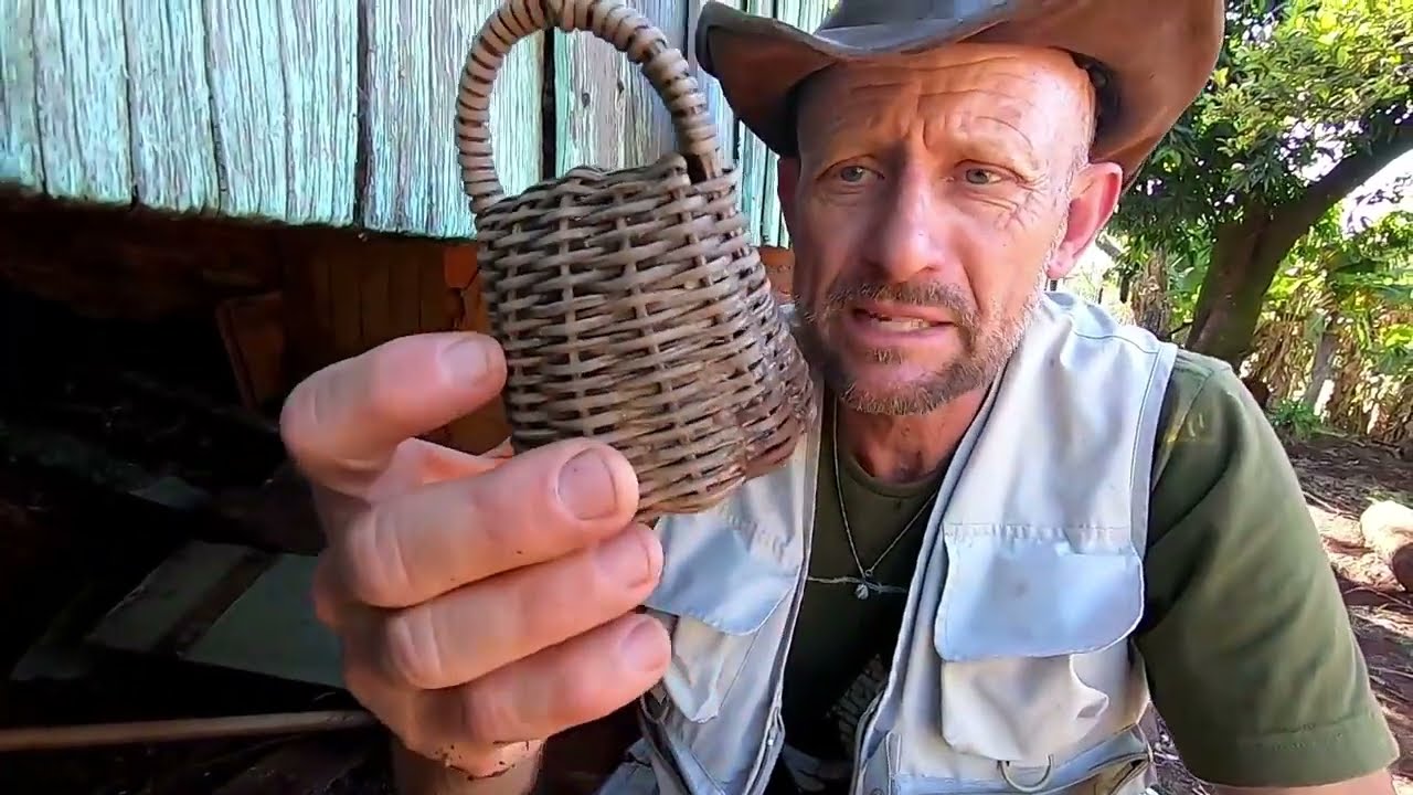 Procurando Relíquias nas casa antigas - Ginho da Selva 