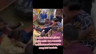 momen mas gibran menyambut tangan sang istri