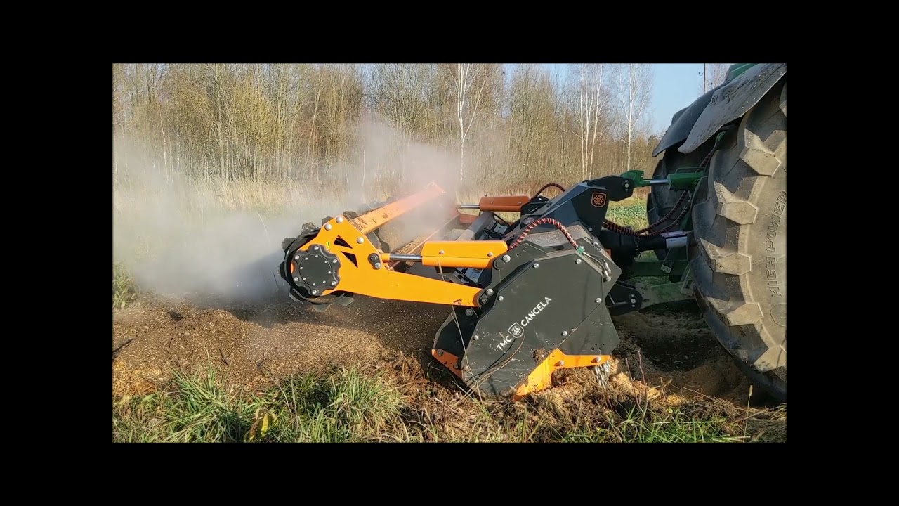 TMC Cancela MPS darbībā pie 2,5m liela celma. Dziļumā pēcāk arī liels akmens.