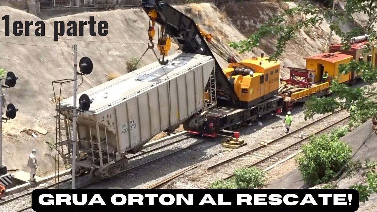 Grua de ferromex en accion levanta una tolva descarrilada