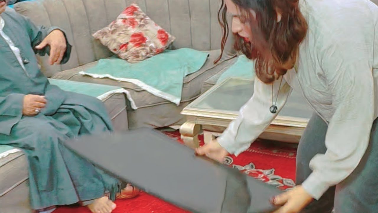 كسـ ،رت الشاشه بسبب حماها عايز يتفرج علي مسلسل شاهد ماذا حدث