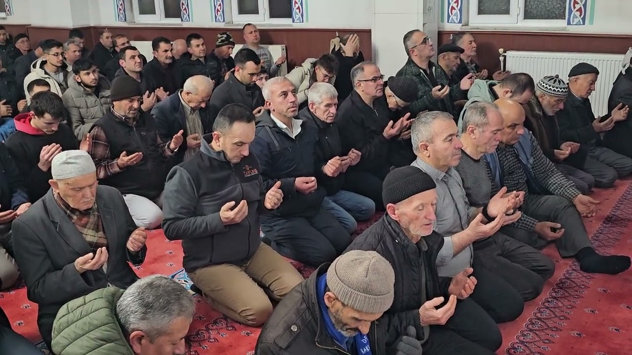 DEMİRCİ'DE İLÇE VAİZİ EMRAH GENÇER ALACA CAMİİNDE MİRAÇ KANDİLİNDE DUA EDİYOR 2026