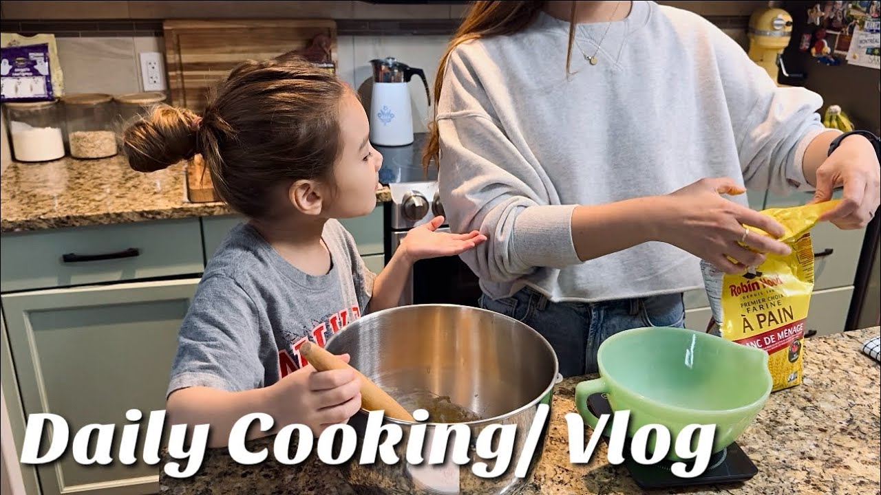 【カナダ暮らしと家庭料理🇨🇦】金曜日のスナックとお昼ごはん🥣秋のチキンヌードルスープ🍂/かぼちゃのワンローフパン🍞🎃/シナモンロール朝ごはん/と残り物でランチ🍙