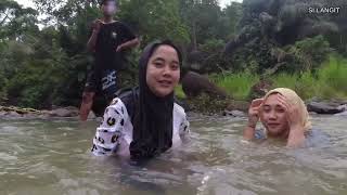 Cantik cantik Nyali nya Besar juga, Gadis Desa ini Berenang di Sungai yang Deras..😮