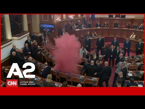 Protestë jashtë dhe tymuese brenda Kuvendit, mazhoranca ashpërson dënimin për deputetët “rebelë”