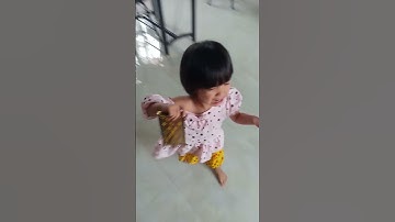 Em bé Khả My đang khóc nhè thì nín nhanh 1 cách thần kỳ 😄