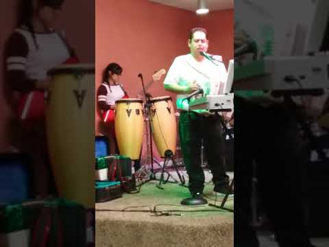 Orando canta hermano Alex Escamilla en iglesia fundamentos de fe en portales nm