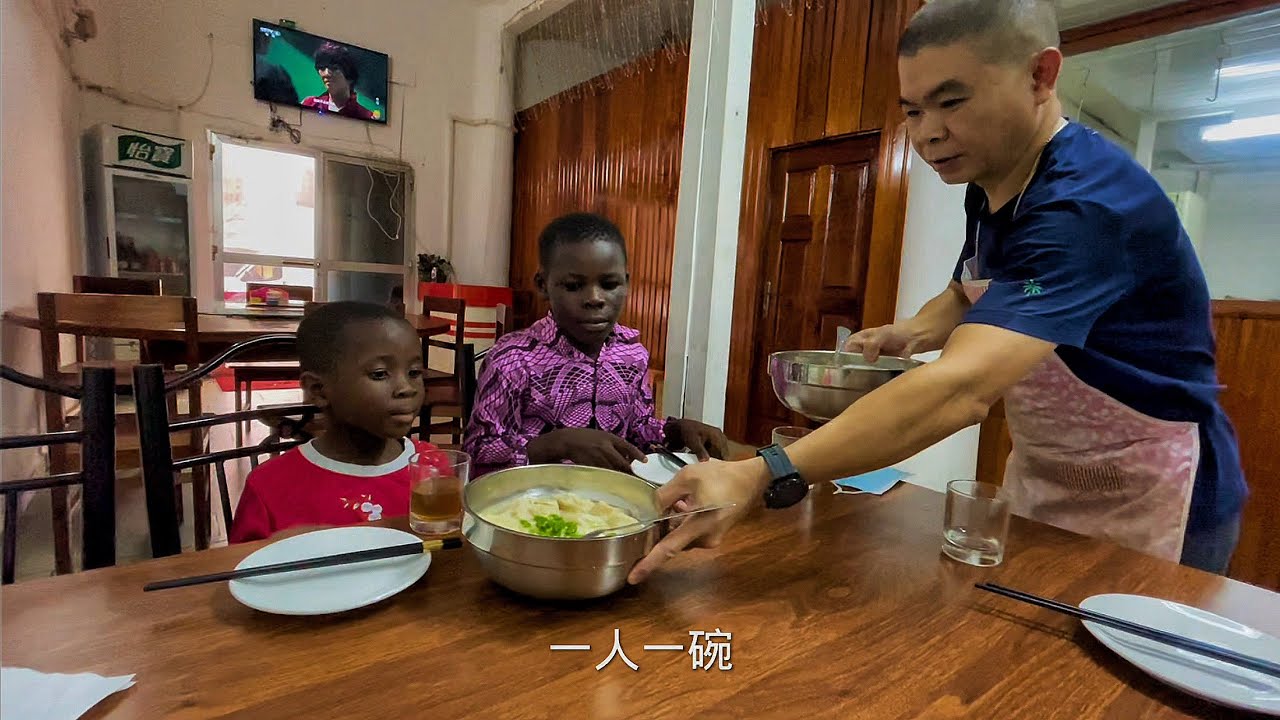家里的东西都吃光了，只有开车两个小时到首都购物，再带肉肉尝一尝云吞面
