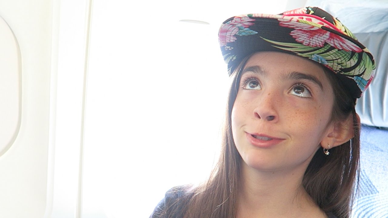 vlogs in spanish DUMB LIFE HACKS ON A PLANE with Miss Monkey