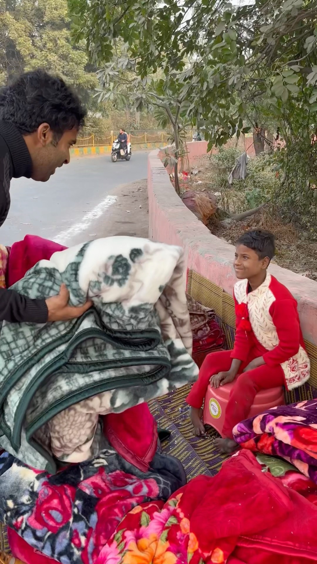 बच्ची को खुश कर दिया ??#humanity #respect #helping #trending #viralvideo #youtubeshorts ?