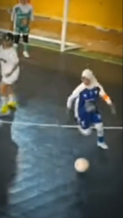 cewek jago main bola #masasekolah #futsal #sma (source.@floraafdr)