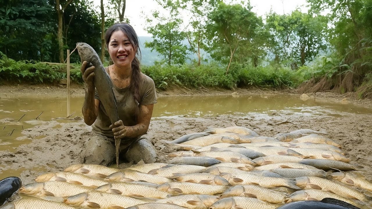 Together with my young son, I harvested giant fish ponds and brought them to the market to sell