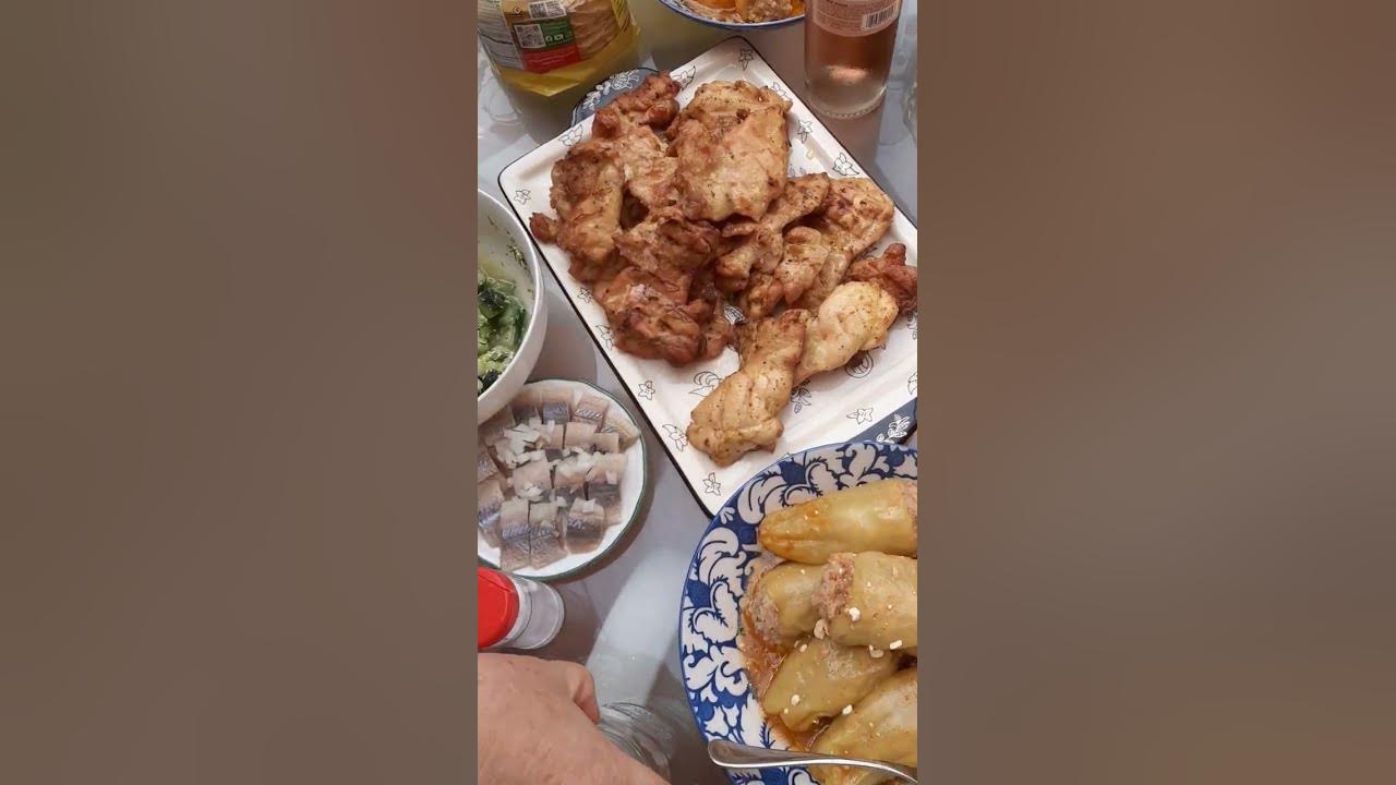 Внук умением готовить мясо превзошёл маму. - YouTube