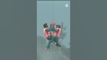 Gay cấn cảnh trực thăng Mi-171 "bay treo", cẩu vớt phi công gặp nạn | VTC Now