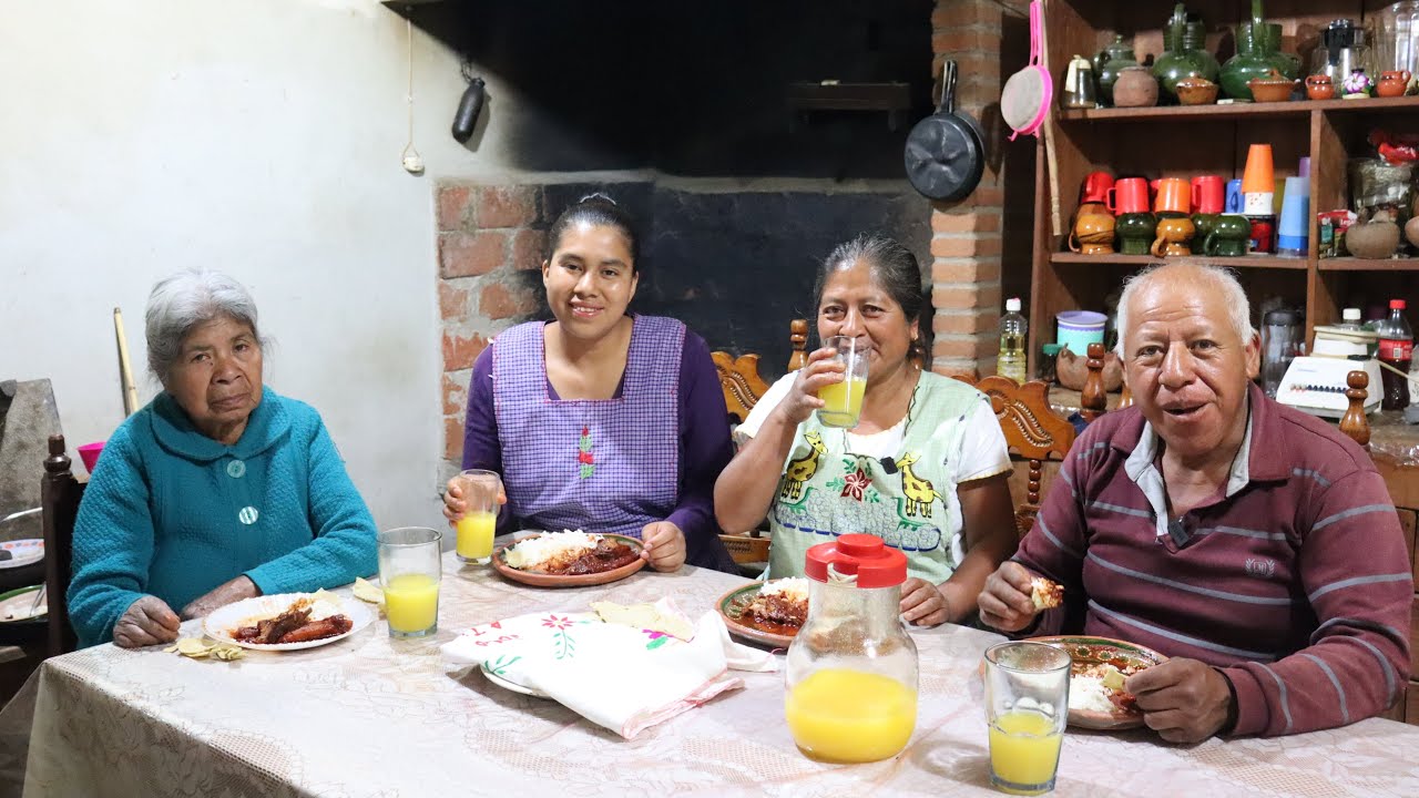 Costillas de puerco de rancho en salsa de chile tatemado, para compartir con mi mamá y familia