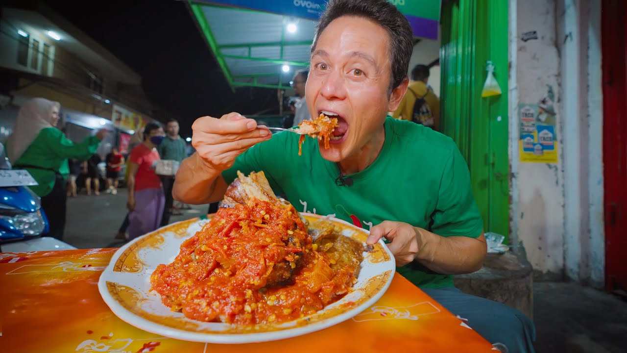 Indonesia SPICY FOOD Overdose! SAMBAL MOUNTAIN + Smashed Chili Chicken!