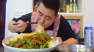 【超小厨】2斤二荆条2斤五花肉，吃辣椒肉拌面，两人直接给辣懵了！