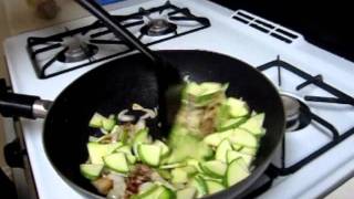 Korean Spicy Pork over Rice, Jaeyukdopbap.wmv