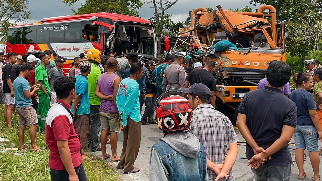 SIGAP.. WARGA MASYARAKAT BERIKAN PERTOLONGAN !!! Sopir Terjepit (Bus AKAP Vs Truk) Di Tikungan Basah