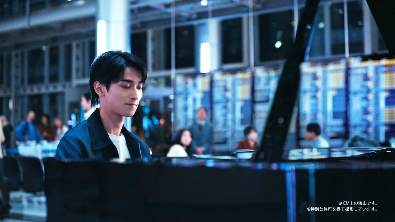 横浜流星、空港でパブリックピアノ演奏を披露 GalaxyブランドCM公開