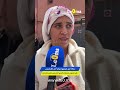 دمعة في عينيها جاية من طماريس غير تصوب شعرها بالحي الحسني حتى تصدمت ملي عرفت أن ولد صف ى الأم ديالو 