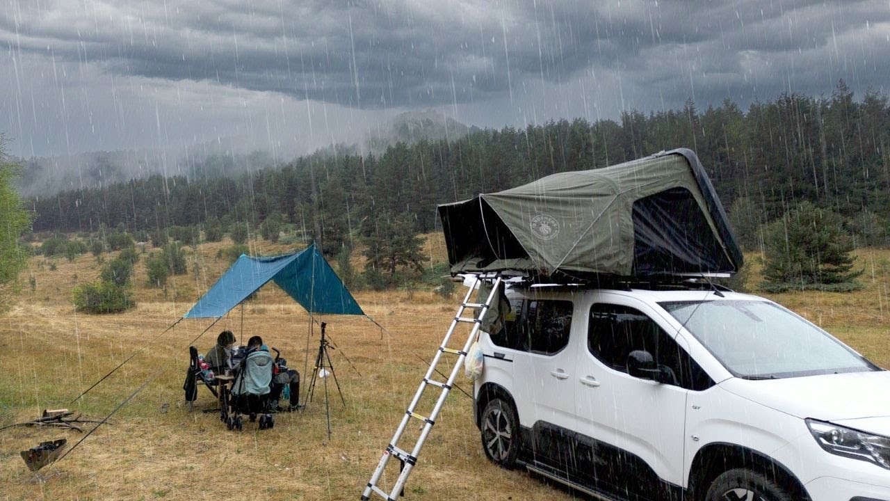Палатка на крыше, кемпинг под проливным дождем, пустынная и кромешная тьма