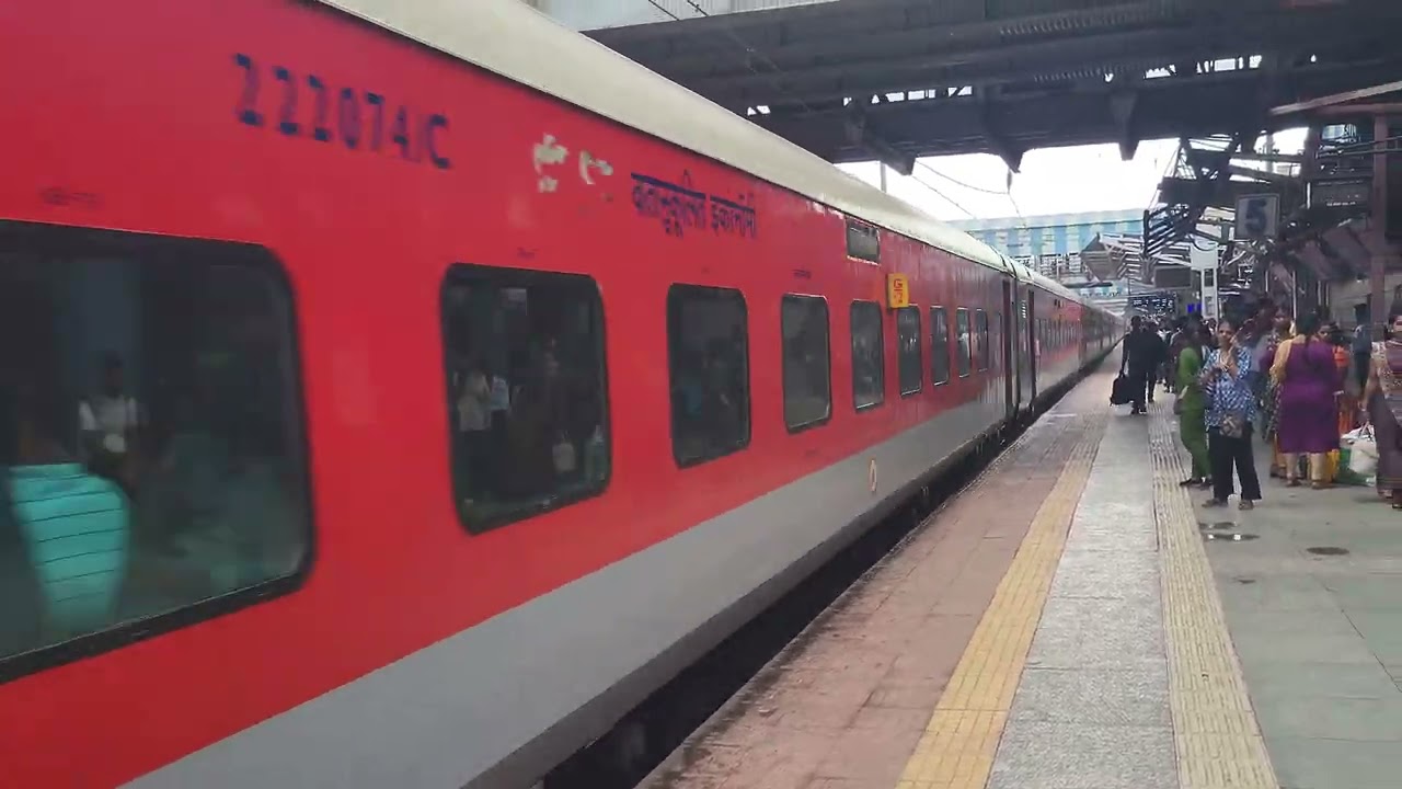 Thunderous Thane skip of 12188 Jabalpur Garib Rath Express