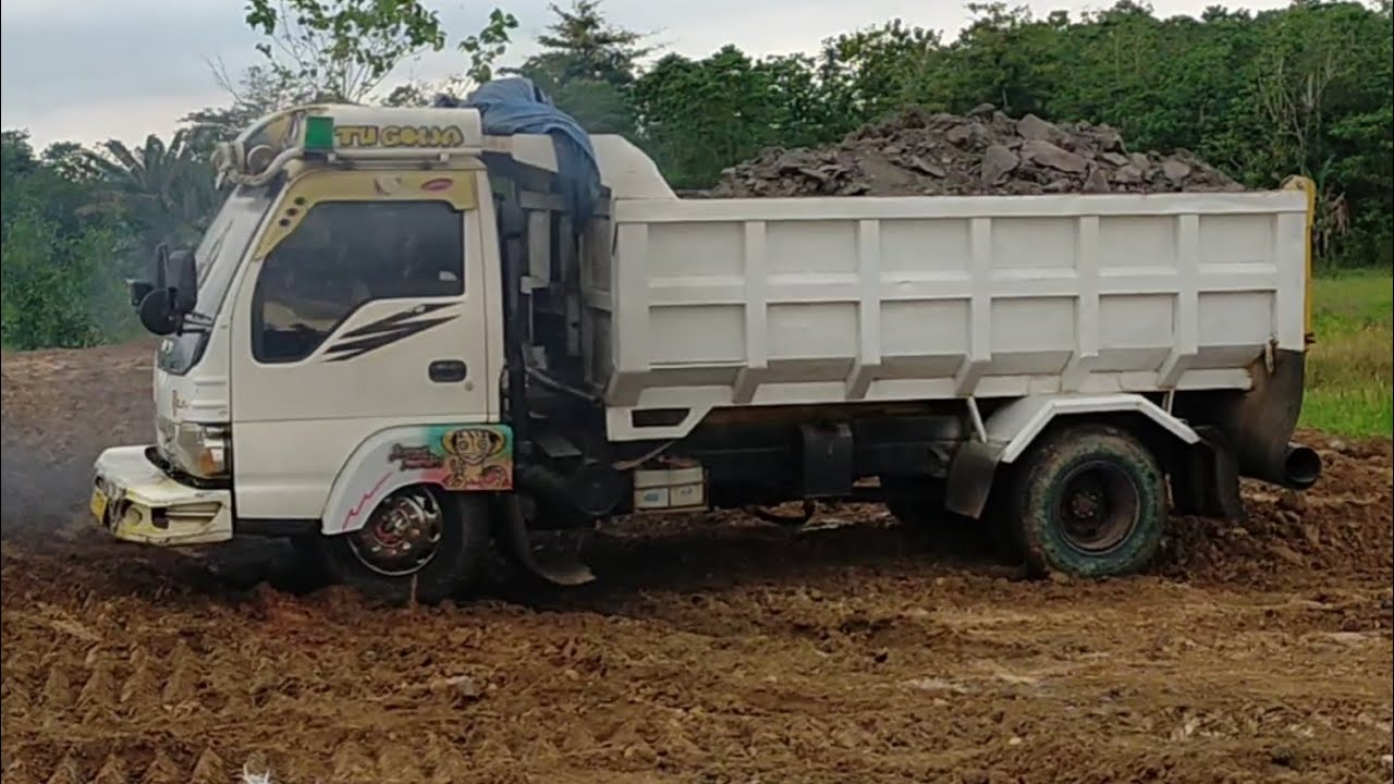 Mobil Truk Muatan Cadas Hitam