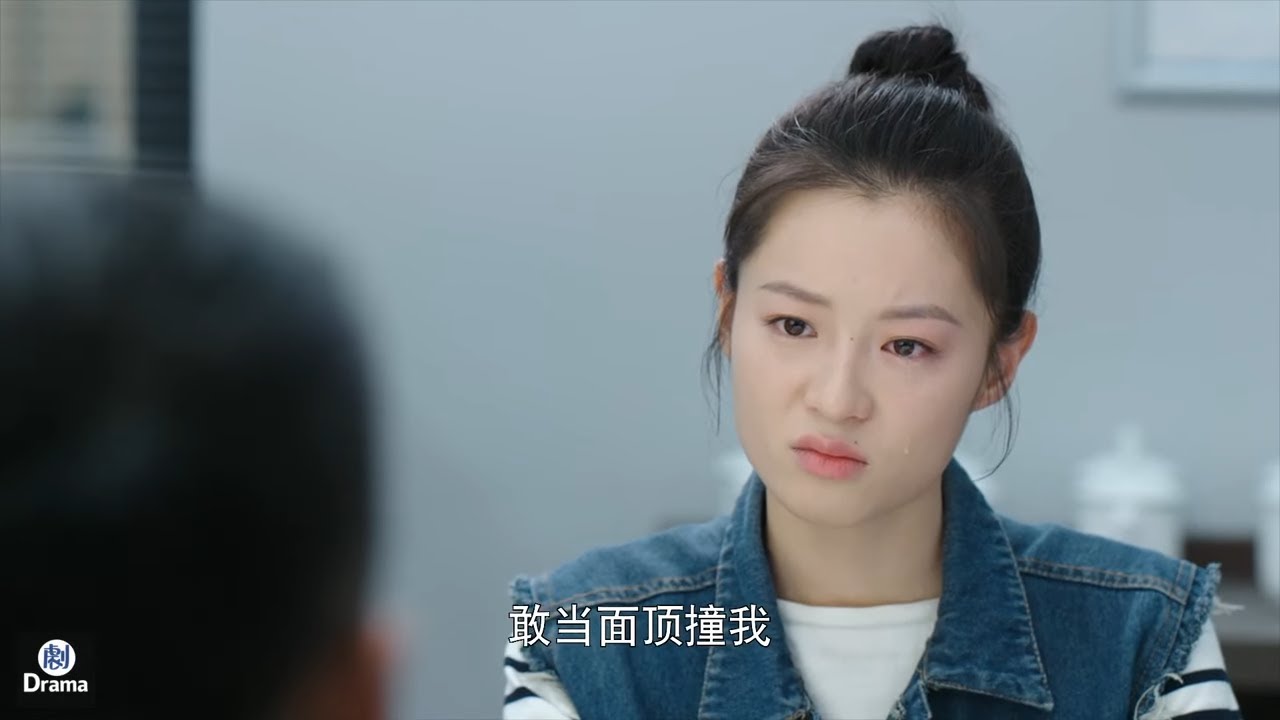 無良老板解僱女孩還扇她倆耳光，女孩當場讓他傾家蕩產，付出沉重代價