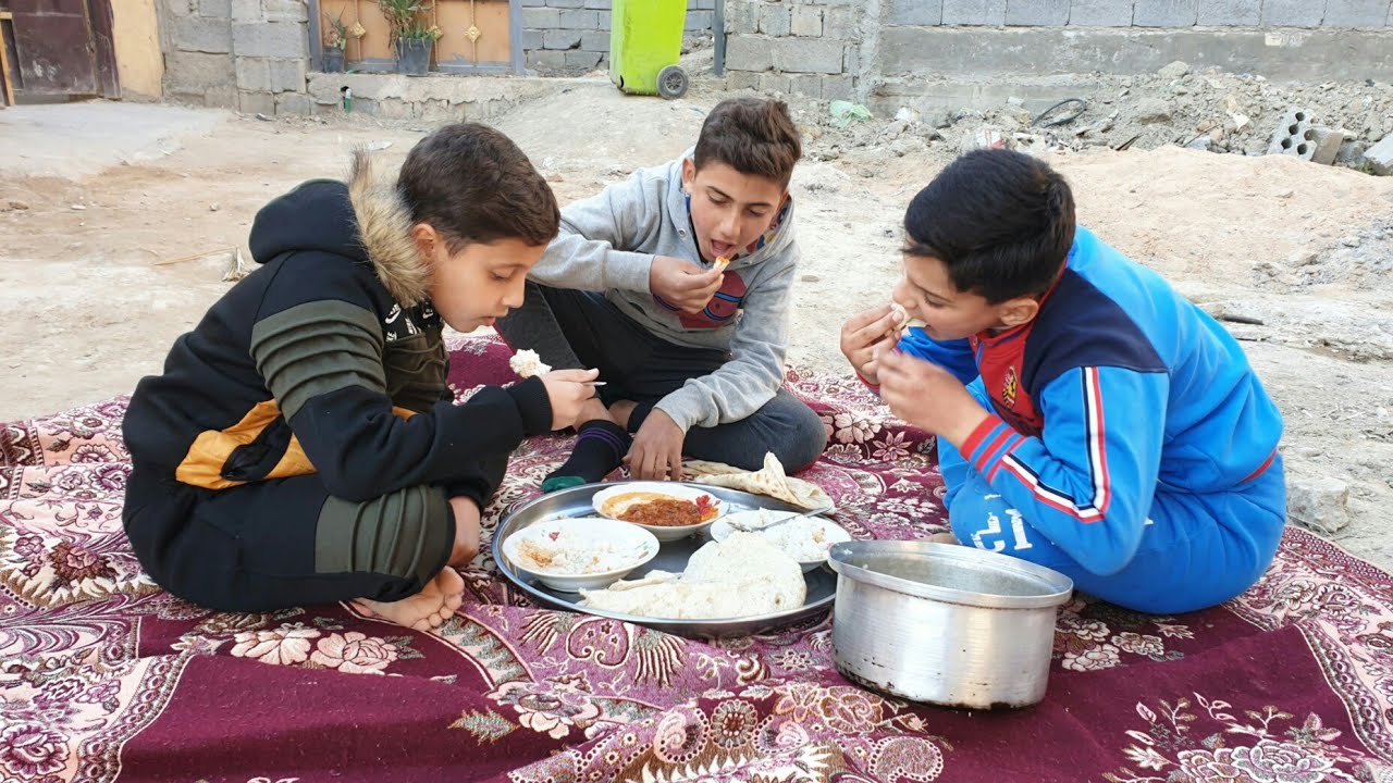 الزاد والملح بين الاصدقاء مصطفى عزم جماعته ع غده وسجاد يحجي عليه😢