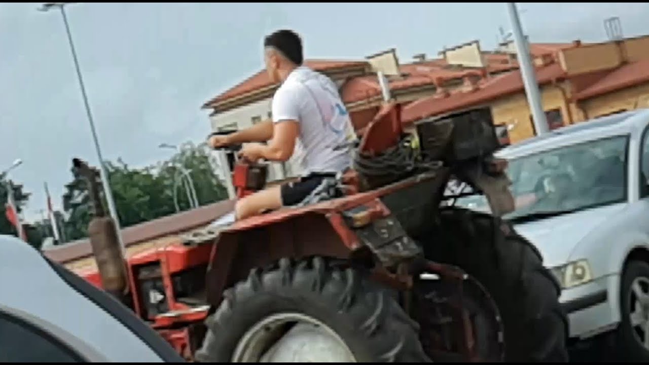 Wjechał traktorem do TESCO Stalowa Wola *nowy film*