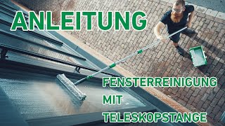 Der Mensch nutzt Teleskopstange beim Fensterputzen Stockfotografie