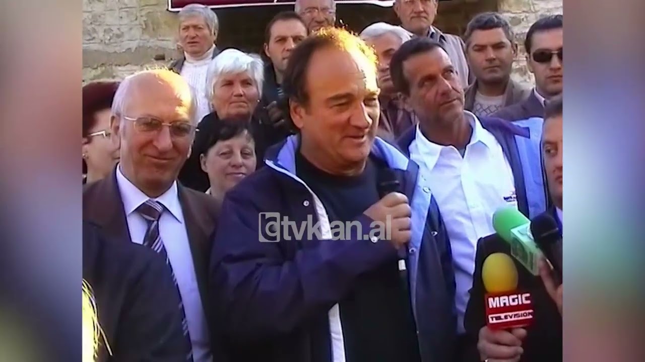 Aktori Jim Belushi viziton vendlindjen e prindërve në fshatin Qytezës në Devoll - (12 Nëntor 2008)