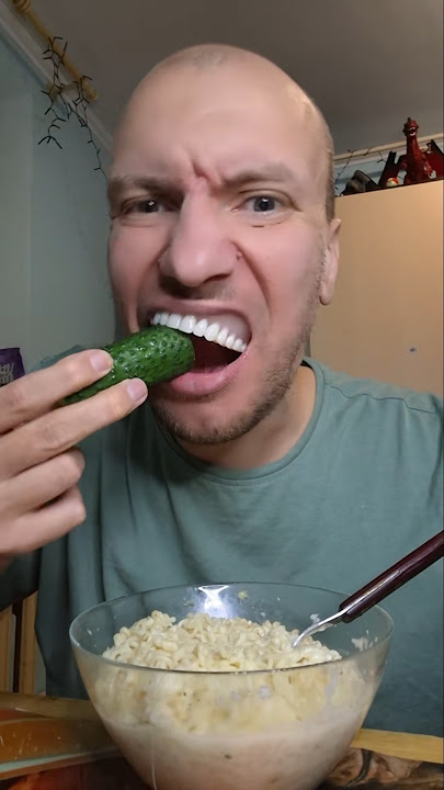 momen lucu ketika bule makan mentimun bikin ngakak ‼️‼️  #ngakak #lucu #bule #kocak #ketawa #shorts