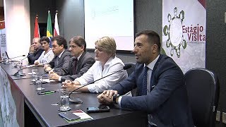 Estudantes do Projeto Estágio Visita participam de mesa redonda com os deputados