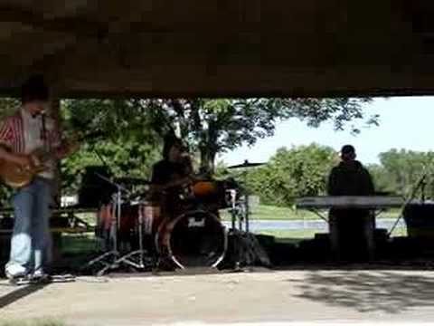 Capa de Fargo playing at may day.
