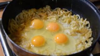 Макароны с яйцом, луком и сыром на сковороде. Макароны с яйцом, луком и сыром на сковороде.