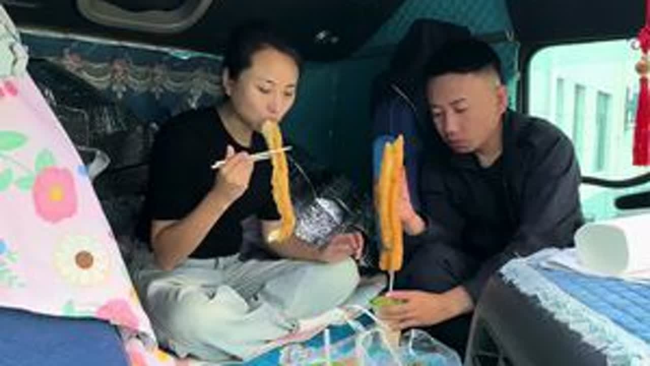 我和刘宝的卡车生活，倒个短，肉买了，货黄了，咋解释呀家人们，差点完犊子了，感谢大姨呀感谢大家支持！#三农##vlog日常 #记录真实生活#记录卡车生活#夫妻日常@抖音小助手