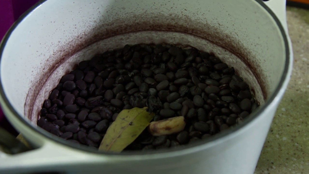 Bay Leaves vs Basil Leaves The Kitchen Community