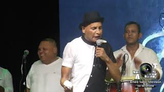 UN ENANO SE SUBE A LA TARIMA A BAILAR CON FARID ORIZ LAS TAPAS