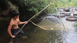 Primitive Technology: Make fishing nets in the forest and cooking fish on a rock