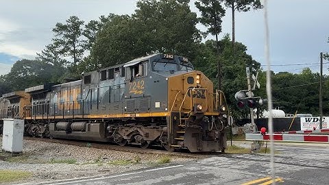 Pretty short CSX manifest train speeding up fast with wave horn show and a yn2 trailing number 228 