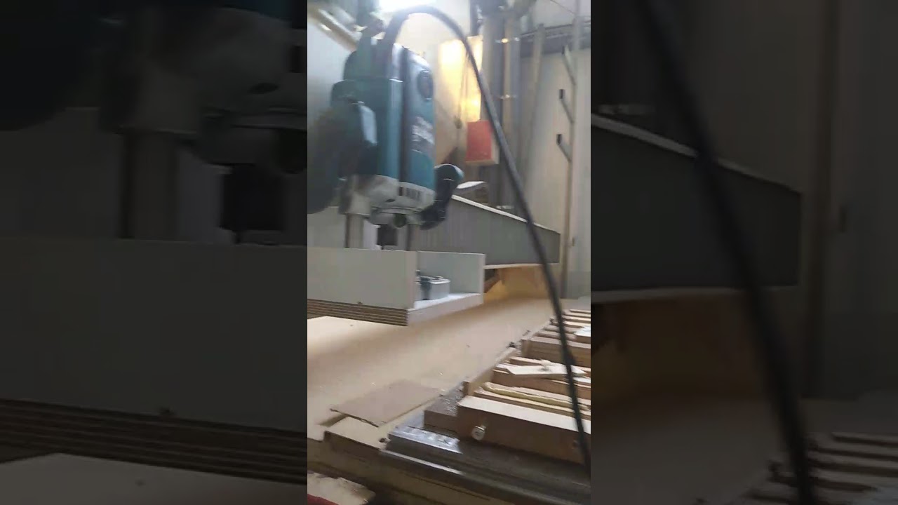 дожились) на ЧПУ вместо 5кВт-ного шпинделя замастырил ручной фрезер)))