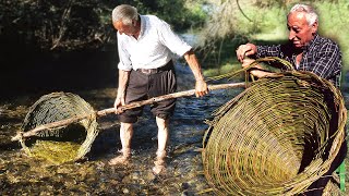 CESTA DE PESCA ancestral hecha de MIMBRE. Trenzado a mano por un experto CESTERO y su USO EN EL RÍO