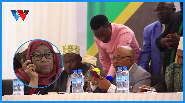 RAIS SAMIA APIGA SIMU KATIKATI YA KONGAMANO LA KULIOMBEA TAIFA MBEYA