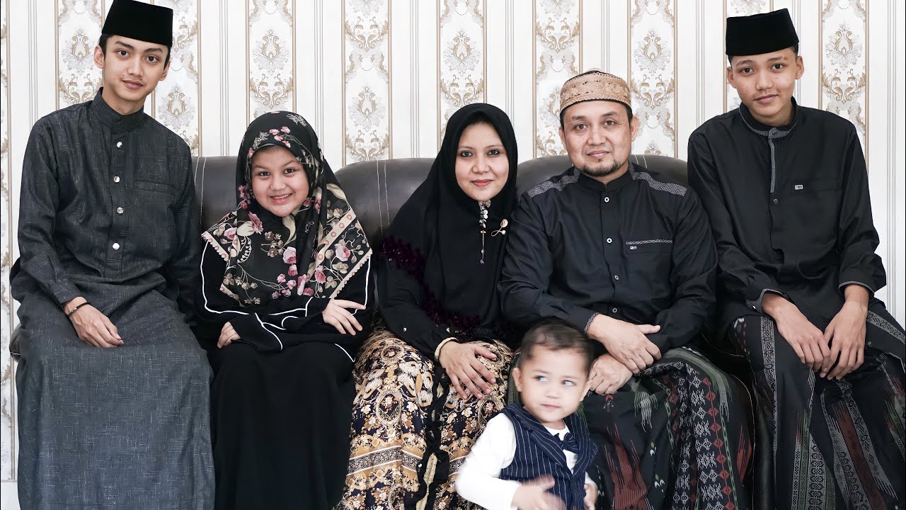 Sungkeman & Photo Keluarga Setelah Sholat ‘Iedul Fitri, Ribetnya Ngatur Dik Ahmad😅