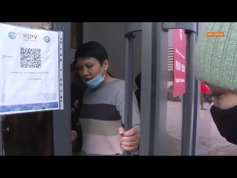 В Казахстане нехватка наличных долларов, клиенты банков не могут забрать свои депозиты