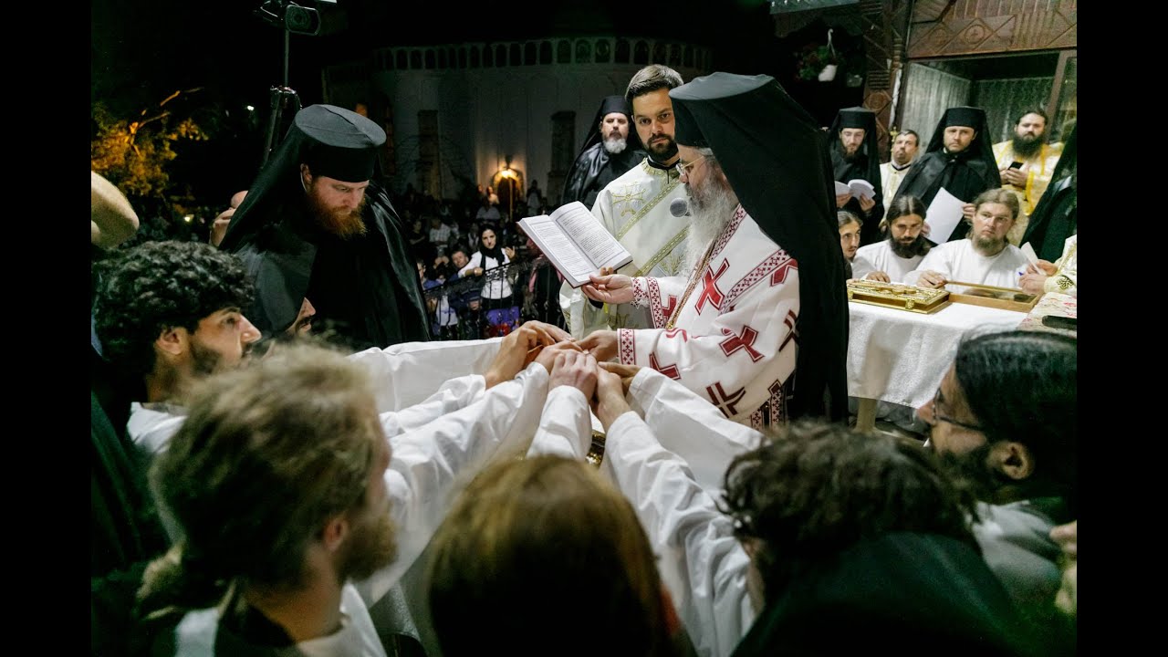 Îngeri pe pământ! Tunderea în monahism a 13 viețuitori ai Mănăstirii Bujoreni!