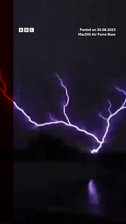 This is not lightning… it’s St Elmo’s Fire! ⚡️The spectacle was filmed from a cockpit by two pilots