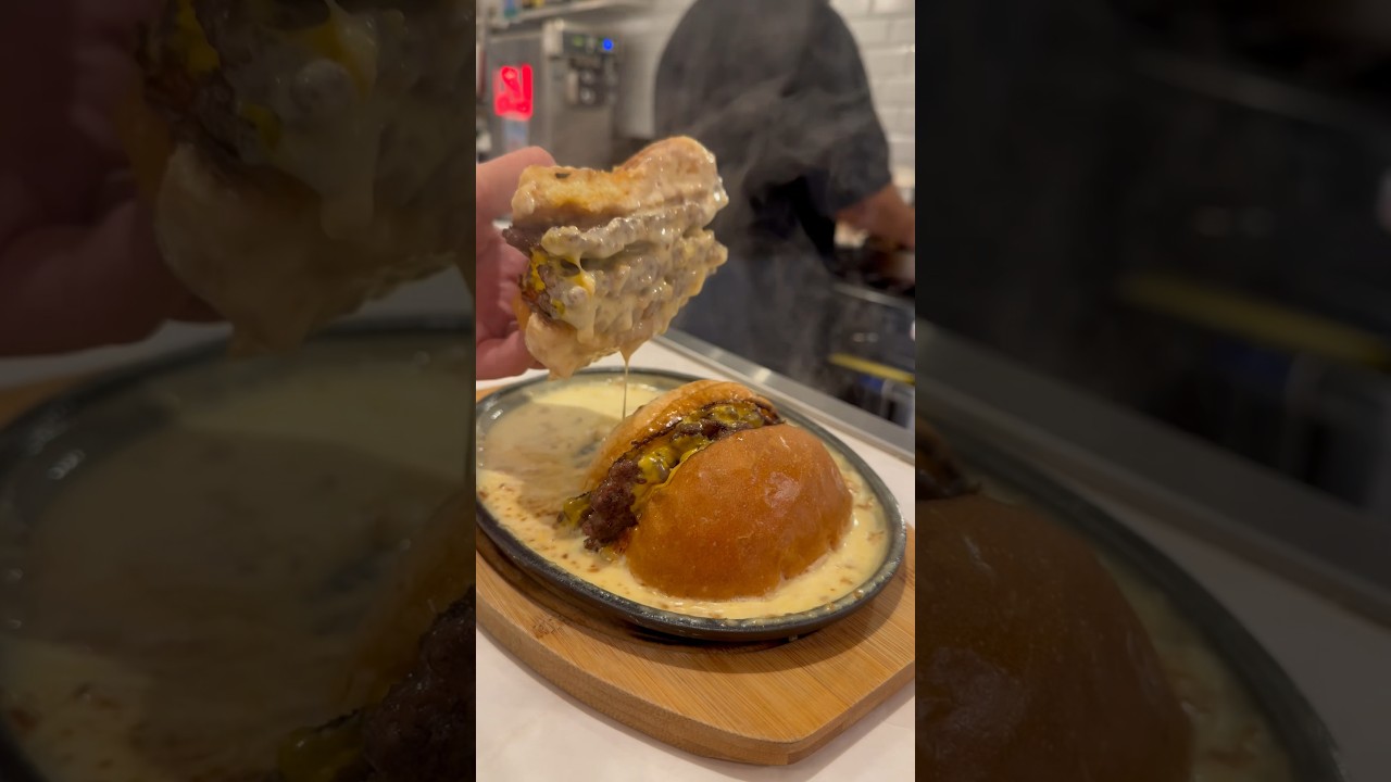 【TOKYO】American diner ANDRA, A place where you can dip your hamburger in cheese and eat it.